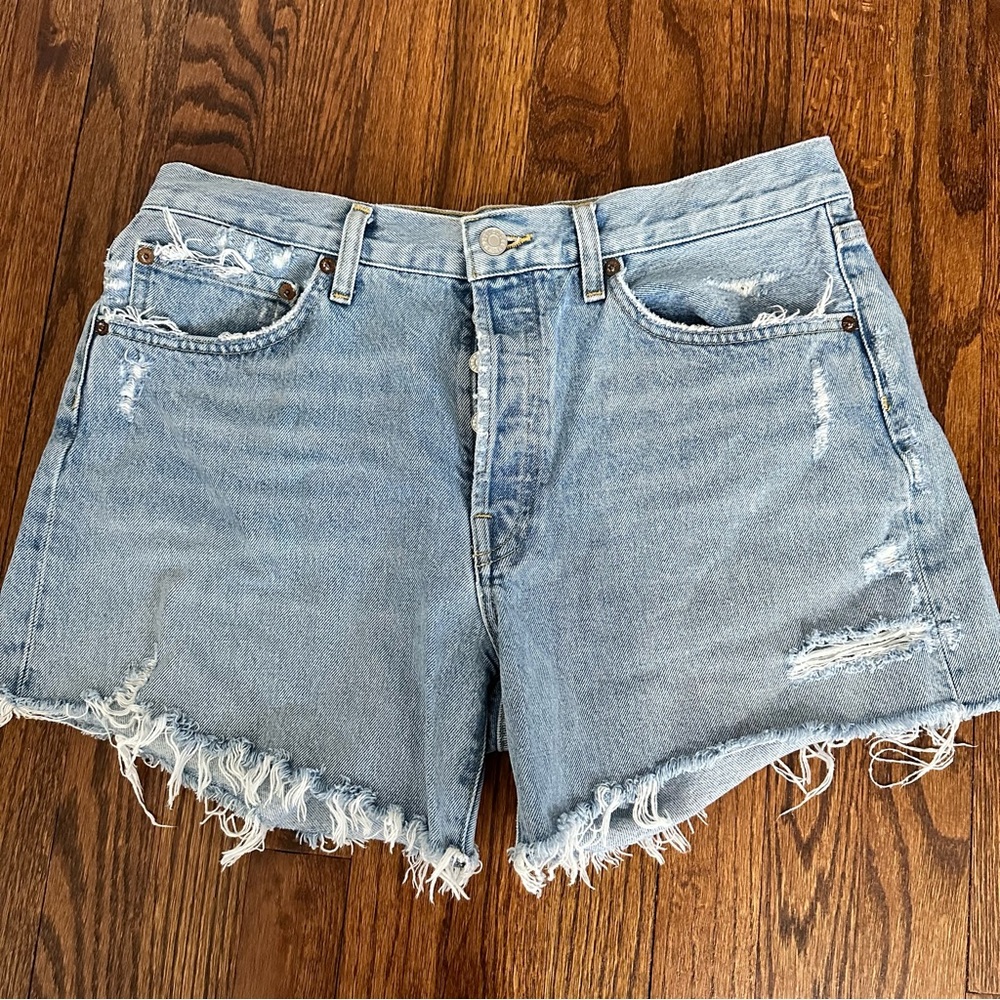 DISTRESSED LIGHT DENIM SHORTS WITH BUTTON UP AND CUTE FRAYED DETAILS AGOLDE
